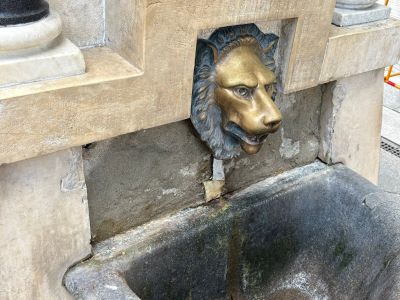 Вандали посегнаха на символа на града - Царската чешма / Новини от Казанлък