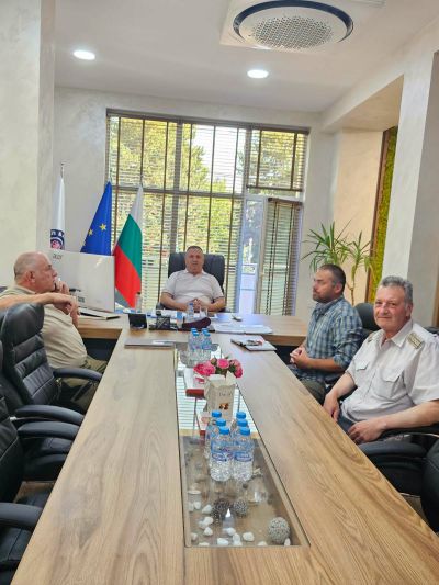 Кметът на Павел баня проведе работна среща с акцент върху пожароопасния летен сезон, обществения ред и координацията между институциите