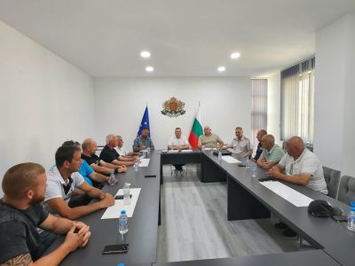 Кметът на Павел баня проведе работна среща с акцент върху пожароопасния летен сезон, обществения ред и координацията между институциите / Новини от Казанлък