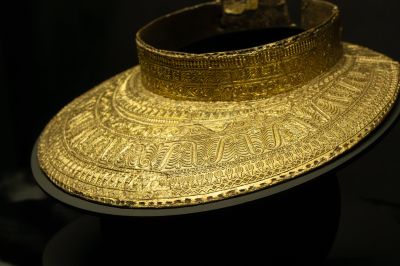 Тракийският нагръдник открит при археологически проучвания на „Цвяткова“ могила край Казанлък гостува в Царево 