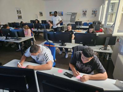 Ученици и преподаватели от ПГ „Иван Хаджиенов“ - Казанлък трупаха знания и опит по „Еразъм+“