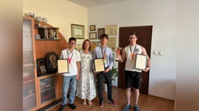 Кметът Галина Стоянова се срещна с математиците медалисти от олимпиадата в Япония / Новини от Казанлък