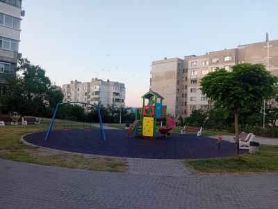 Продължава обновяването на детските площадки в Казанлък / Новини от Казанлък