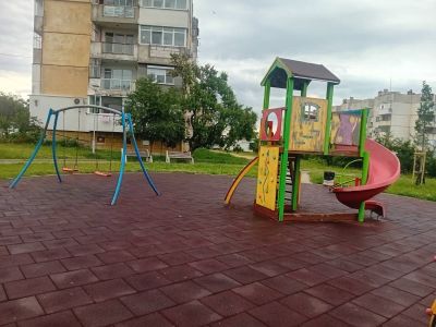 Продължава обновяването на детските площадки в Казанлък