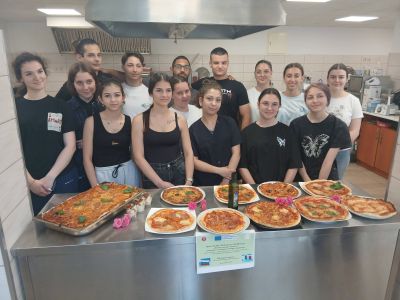 Ученици от ПГЛПТ споделиха италианския опит в кулинарията / Новини от Казанлък