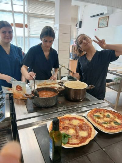 Ученици от ПГЛПТ споделиха италианския опит в кулинарията