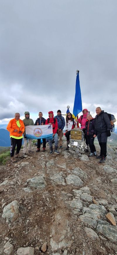 Групата на СК „Планинско бягане и туризъм - Казанлък“ покори първенеца на Румъния - връх Молдовяну
