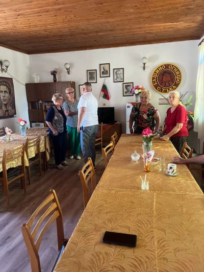Кметът на Павел баня посети пенсионерския клуб в село Тъжа