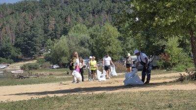 Доброволци почистиха района около язовир Копринка