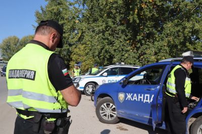 Осем работници пострадаха при преобръщане на товарен автомобил / Новини от Казанлък