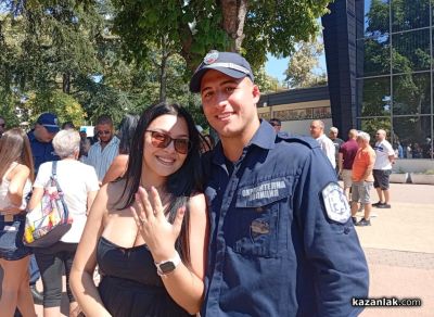 Служител на реда предложи брак на любимата си пред всички в парк „Розариум“ / Новини от Казанлък
