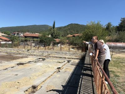 Новите физкултурни салони са на финала, за да посрещнат децата