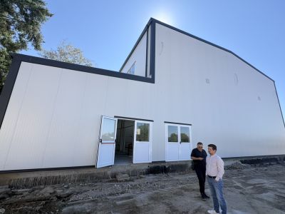 Новите физкултурни салони са на финала, за да посрещнат децата