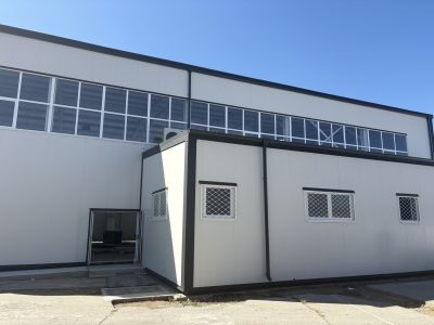 Новите физкултурни салони са на финала, за да посрещнат децата