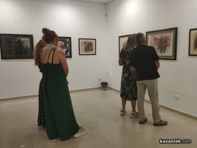 Художникът Фикрет Окан подреди в Казанлък новата си изложба „Автопортрет“
