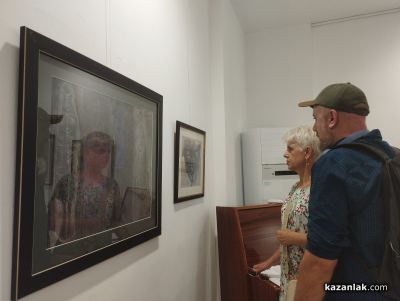 Художникът Фикрет Окан подреди в Казанлък новата си изложба „Автопортрет“