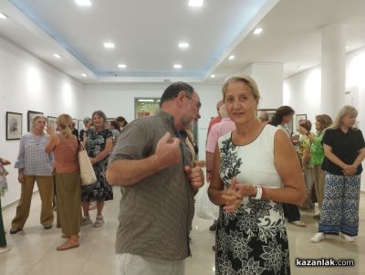 Художникът Фикрет Окан подреди в Казанлък новата си изложба „Автопортрет“
