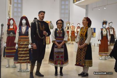 Казанлъшки колекционери представят автентични български носии в Париж