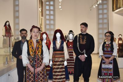 Казанлъшки колекционери представят автентични български носии в Париж