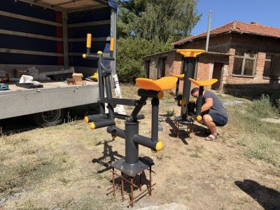 С ново спортно съоръжение и учебни пособия подкрепят децата в Тулово