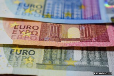 Непълнолетен опита да размени фалшива банкнота от 50 евро в магазин в Гурково / Новини от Казанлък