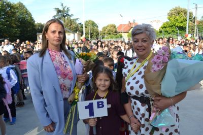 С празнично настроение започна учебната година в ОУ „Георги Кирков“