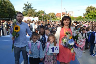 С празнично настроение започна учебната година в ОУ „Георги Кирков“