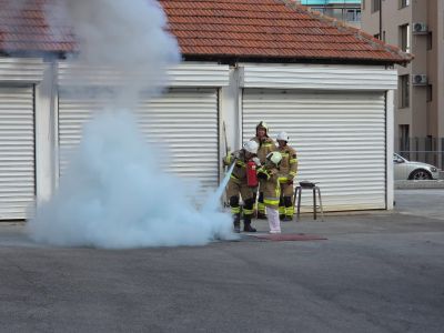 Огнеборците от Казанлък показаха различни демонстрации и техника по повод Седмицата на пожарната безопасност