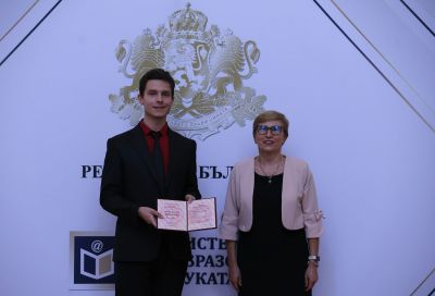 Ученик на казанлъшката математическа гимназия получи Национална диплома / Новини от Казанлък