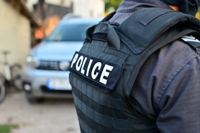 Трима мъже са задържани с наркотични вещества при полицейска операция в Казанлък и Стара Загора / Новини от Казанлък
