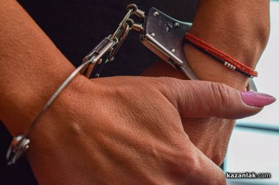 Задържаха пияна шофьорка на казанлъшка улица, след като се блъсна в дърво / Новини от Казанлък
