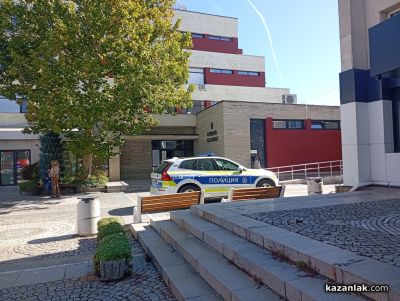 Пожарна и полиция претърсиха сградата на община Казанлък след бомбена заплаха / Новини от Казанлък