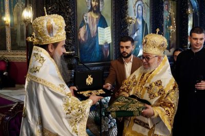Патриарх Даниил връчи орден „Св. Йоан Рилски“ на Старозагорския митрополит д-р Киприан