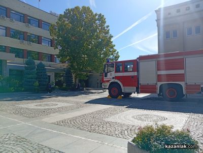 Пожарна и полиция претърсиха сградата на община Казанлък след бомбена заплаха