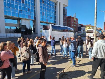 Ученици от ПХГ „Св. Св. Кирил и Методий“ - Казанлък се докоснаха до живата история на София