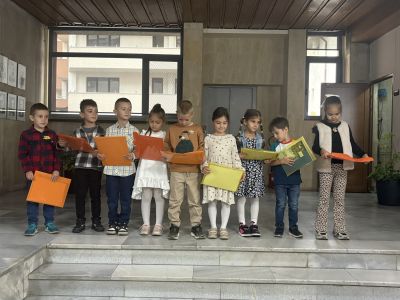 Детски усмивки и песни по повод Деня на българската община / Новини от Казанлък