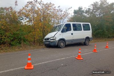 Бус и лек автомобил катастрофираха на пътя Бузовград - Горно Черковище 