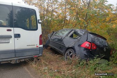 Бус и лек автомобил катастрофираха на пътя Бузовград - Горно Черковище  / Новини от Казанлък