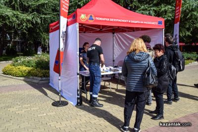 Пожарникарите в Казанлък запознаха граждани и ученици с правилата за действие при бедствия