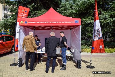 Пожарникарите в Казанлък запознаха граждани и ученици с правилата за действие при бедствия