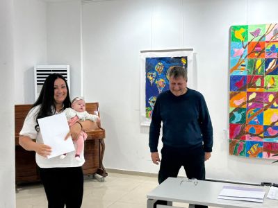 20 новородени деца в Казанлък получиха първите ваучери в увеличения размер от 300 евро 