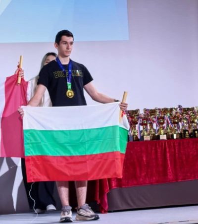 Ученик от Казанлък със златни медали от математически състезания в Япония, Виетнам и Хонконг 