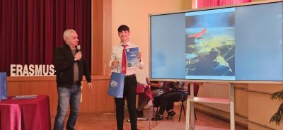 Хаджиеновци отбелязаха Дните на „Еразъм+“ с фотоконкурс, изложба, дискусия и ученически подкаст