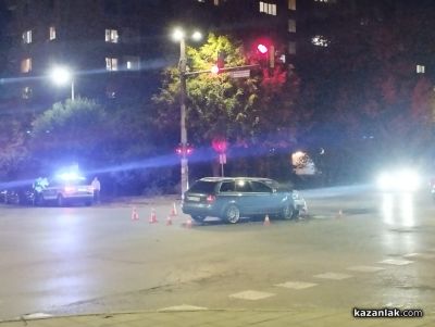 Два автомобила се удариха на кръстовището на Абаята в Казанлък