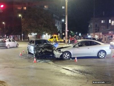 Два автомобила се удариха на кръстовището на Абаята в Казанлък / Новини от Казанлък