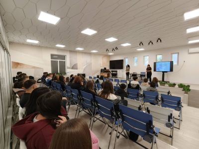 Вейпингът и вредите от енергийните напитки обсъдиха с експерти от РЗИ учениците от ПГЛПТ / Новини от Казанлък