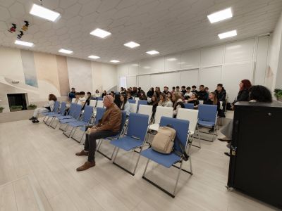 Вейпингът и вредите от енергийните напитки обсъдиха с експерти от РЗИ учениците от ПГЛПТ