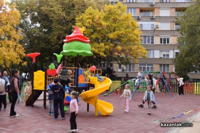 Детски усмивки изпълниха новооткритата площадка в кв. “Васил Левски“