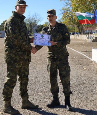 Военнослужещи от районите Казанлък и Карлово на 61-ва механизирана бригада премериха сили във вътрешно състезание по волейбол