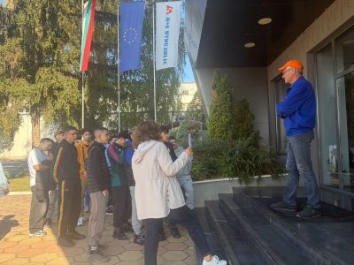 Десетокласници от ПГ „Иван Хаджиенов“ се запознаха с технологиите и производствените процеси в „М+С Хидравлик“ АД